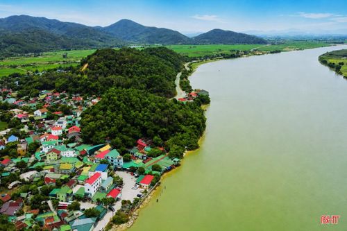  Dọc đôi bờ sông Lam là miền đất lưu giữ những trầm tích văn hóa được bồi đắp qua nhiều thế kỷ. 
