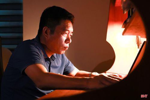 Sau giờ làm việc, anh Trần Viết Hồng lại miệt mài bên chiếc máy tính cá nhân để hoàn thiện ứng dụng.