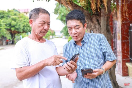 Trước khi đưa hệ thống vào sử dụng, anh Trần Viết Hồng đã gặp gỡ và trao đổi để lắng nghe phản hồi của người dân.