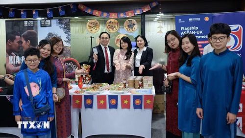 Gian ẩm thực của Việt Nam do cán bộ Phái đoàn thường trực Việt Nam tại ASEAN tổ chức. (Ảnh: Đỗ Quyên/TTXVN)