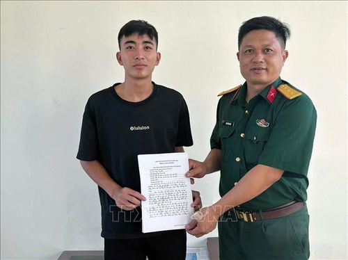 Thanh niên Vũ Hải Lâm (sinh ngày 13/2/2007), tổ dân phố Du Long, phường Duy Tân, tình nguyện viết đơn nhập ngũ.
