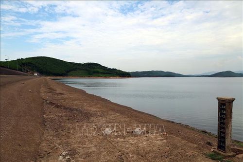 Mực nước xuống thấp theo các thang đo tại hồ Phú Ninh (Đà Nẵng). Ảnh: Đỗ Trưởng/TTXVN