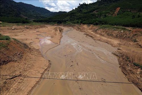 Nhiều dòng chảy vào lòng hồ thủy điện Sông Tranh 2 đang dần khô cạn. Ảnh: Đỗ Trưởng/TTXVN