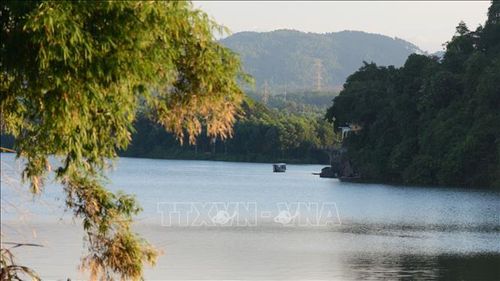 Cảm nhận rõ mặt nước tĩnh lặng của dòng Hương Giang khi ngắm nhìn từ chân đồi Vọng Cảnh.