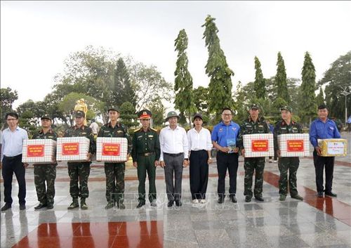Đoàn công tác của UBND tỉnh Lâm Đồng tặng quà động viên cán bộ, chiến sĩ đang thực hiện lấy mẫu hài cốt tại Nghĩa trang Liệt sĩ Bình Thuận.