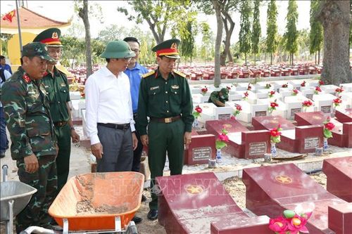 Ông Đinh Văn Tuấn (thứ hai từ phải sang), Phó Chủ tịch UBND tỉnh Lâm Đồng, kiểm tra công tác khai quật lấy mẫu hài cốt tại Nghĩa trang Liệt sĩ Bình Thuận.