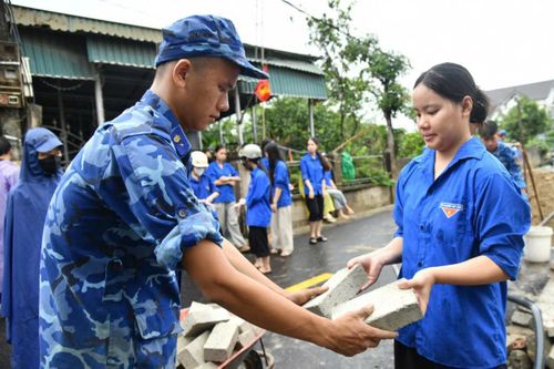 Hải đội 102, Bộ Tư lệnh Vùng Cảnh sát biển 1 và thanh niên xã Đan Hải, tỉnh Hà Tĩnh tham gia chiến dịch thanh niên tình nguyện. Ảnh: Đăng Đức