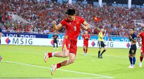 Đình Bắc nhảy chân sáo khi lập công. Ảnh: Internet.