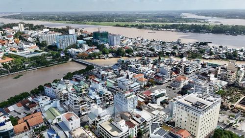 Đô thị Long Xuyên phát triển dọc bờ sông Hậu, tạo lợi thế kết nối giao thông thủy, thương mại và logistics nông nghiệp của vùng. Ảnh: Thanh Sang - TTXVN