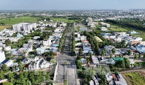 Hệ thống hạ tầng giao thông ngày càng hoàn thiện, góp phần mở rộng không gian phát triển đô thị Long Xuyên theo hướng hiện đại. Ảnh: Thanh Sang - TTXVN