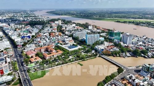 Đô thị Long Xuyên phát triển dọc bờ sông Hậu, tạo lợi thế kết nối giao thông thủy, thương mại và logistics nông nghiệp của vùng. Ảnh: Thanh Sang - TTXVN