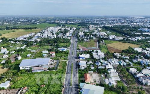 Hệ thống hạ tầng giao thông ngày càng hoàn thiện, góp phần mở rộng không gian phát triển đô thị Long Xuyên theo hướng hiện đại. Ảnh: Thanh Sang - TTXVN