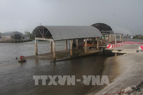 Sạt lở gây thiệt hại lớn về nhà cửa và đường giao thông nông thôn, gây khó khăn cho đời sống và giao thương của người dân Cà Mau. Ảnh: Chanh Đa - TTXVN