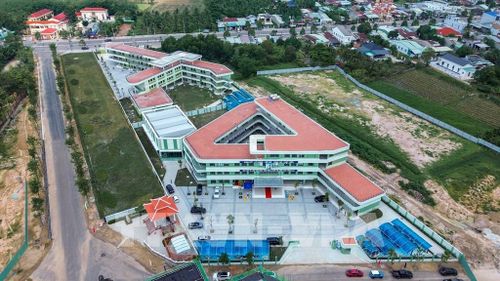 Trường Trung học cơ sở Nguyễn Thái Học và Trường Tiểu học Duy Tân hoàn thành ngay trước thềm năm học mới. Ảnh: Giang Phương - TTXVN