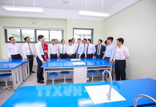Phòng học tại Trường Trung học cơ sở Nguyễn Thái Học được trang bị cơ sở vật chất, thiết bị phục vụ dạy và học. Ảnh: Giang Phương - TTXVN