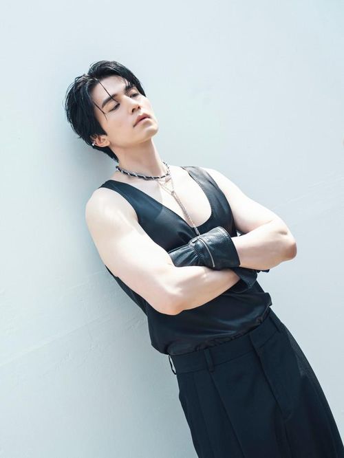 Lee Dong Wook gây ấn tượng với vóc dáng săn chắc, cơ bắp.