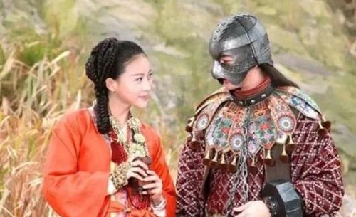 Du Thản Chi và A Tử có lẽ là một trong những mối tình cực đoan nhất của Thiên Long Bát Bộ khi tình yêu của một người hoàn toàn không được đáp lại. Du Thản Chi si mê A Tử đến mức chấp nhận làm nô lệ, chịu những đau đớn thể xác và hiến đôi mắt của mình cho nàng. Thế nhưng, mọi hy sinh đều không thể thay đổi tình cảm của A Tử, bởi trái tim nàng luôn hướng về Tiêu Phong, người vốn không yêu nàng. Đến cuối cùng, khi biết đôi mắt mình đang sử dụng là của Du Thản Chi, A Tử trả lại đôi mắt ấy rồi ôm thi thể Tiêu Phong nhảy xuống vực. Du Thản Chi cũng lao theo nàng, khép lại một mối tình mà từ đầu đến cuối gần như chỉ tồn tại từ một phía. Bi kịch của họ không chỉ nằm ở cái chết mà còn ở sự tuyệt vọng của một tình yêu càng hy sinh càng không thể có được hồi đáp.