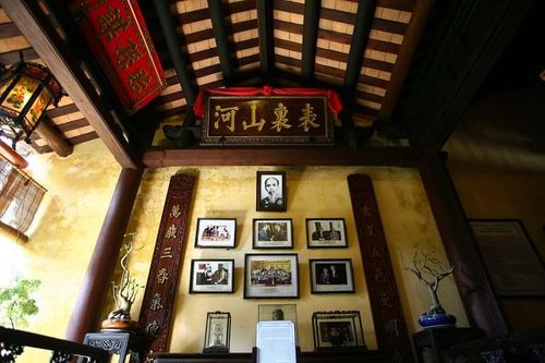 Không gian tưởng nhớ nhà yêu nước Cao Hồng Lãnh, phía trên có hoành phi đề chữ “Biểu Lý Sơn Hà”.