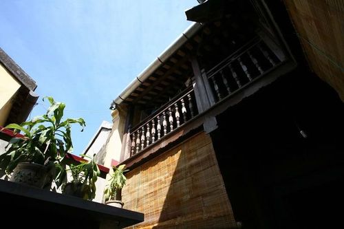 Phần lầu tiếp giáp với sân trời phía trong.
