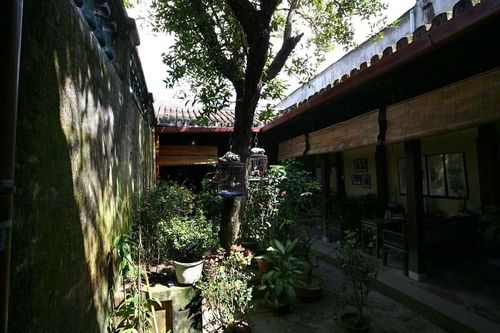 Sân trong kế bên hành lang.