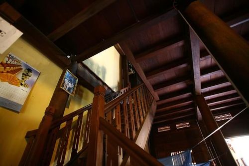Cầu thang gỗ lên lầu ở nhà sau. Nơi đây là không gian sinh hoạt riêng của gia đình.