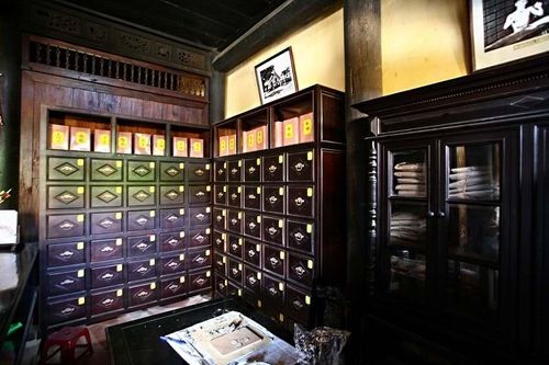 Tủ thuốc và quầy thuốc vẫn được gìn giữ như ngày xưa.