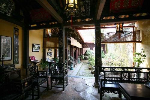 Nối giữa những lớp nhà là nhà cầu kế bên sân trời. Đây là nơi nghỉ ngơi, giải trí, đánh cờ, đọc sách, uống rượu… Các không gian liên thông không có cửa ngăn cách tạo nên sự thoáng đãng trong thị giác, giải quyết tốt vấn đề thông gió và chiếu sáng.