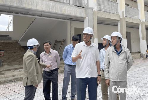 Phó Chủ tịch UBND tỉnh Lâm Đồng Nguyễn Minh kiểm tra thực tế dự án xây dựng, cải tạo Trường THPT Chuyên Bảo Lộc.