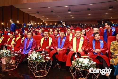 Sau Tuyên thức, các tân khoa tiếp tục thực hiện nghi thức tri ân gia đình và thầy cô – những người đã đồng hành cùng các em trong suốt hành trình đại học.