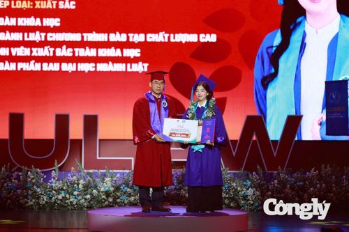 TS. Lê Trường Sơn – Bí thư Đảng ủy, Hiệu trưởng Trường Đại học Luật TP.HCM trao học bổng cho sinh viên có thành tích học tập xuất sắc.