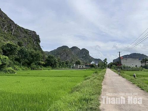 Thôn Hoàng Sơn, xã Trung Chính được bao bọc bởi núi Hoàng Sơn thuộc dãy Hoàng Nghiêu Sơn.