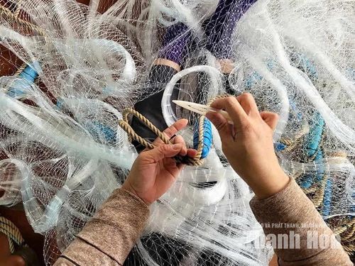 Các công đoạn để tạo thành một tấm lưới hoàn chỉnh đòi hỏi sự tỉ mỉ, cần cù của người làm nghề.