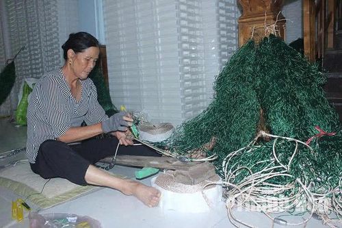 Bà Nguyễn Thị Lai (thôn Giang Sơn, xã Hoằng Tiến) miệt mài giữ nghề truyền thống của cha ông.