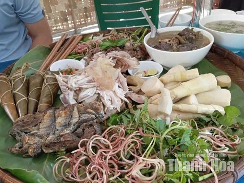 Trong mâm cơm tiếp khách của người Thái, người Mường là những chiếc bánh ú (bánh sừng bò).