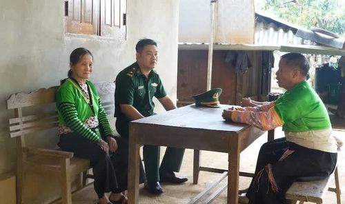Ông Sung Văn Tho đến từng hộ gia đình để tuyên truyền, vận động đồng bào tham gia hỗ trợ lực lượng Bộ đội Biên phòng bảo vệ biên giới.