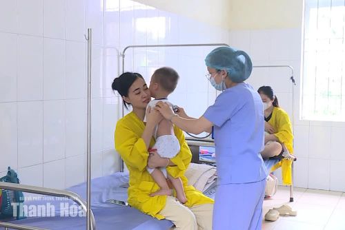 Bệnh nhi mắc COVID-19 đang điều trị tại Khoa Bệnh Nhiệt đới, Bệnh viện Nhi Thanh Hóa.