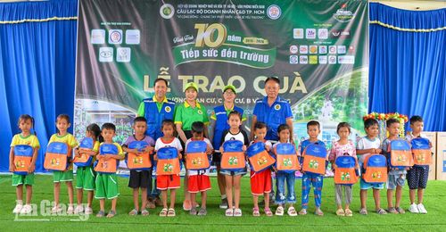 Trao quà cho các em học sinh có hoàn cảnh khó khăn.