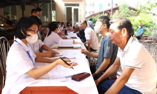  Cán bộ Trung tâm Kiểm soát bệnh tật Bắc Ninh tư vấn về tác hại của rượu bia. 