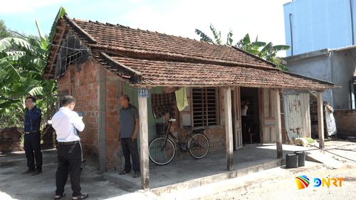 Khảo sát nhà ở của những gia đình có hoàn cảnh khó khăn. Ảnh: NGUYỄN QUỲNH