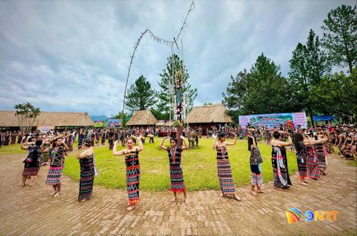 Lễ hội sống động theo từng câu chuyện văn hóa. Qua đó, người Cơ Tu mong muốn lan tỏa giá trị truyền thống lâu đời. Ảnh: ALĂNG NGƯỚC