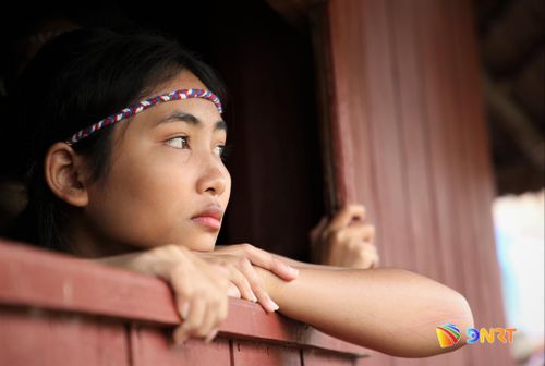 Một thiếu nữ Cơ Tu chăm chút theo dõi ngày hội văn hóa. Ảnh: ALĂNG NGƯỚC