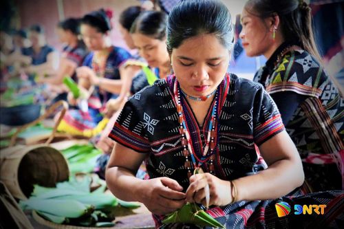Phụ nữ Cơ Tu hào hứng trong phần thi gói bánh sừng trâu. Ảnh: ALĂNG NGƯỚC