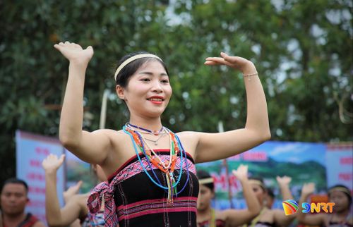 Một thiếu nữ Cơ Tu xinh đẹp, rạng rỡ trong sắc phục truyền thống, hòa theo vũ điệu "dâng trời". Ảnh: ALĂNG NGƯỚC