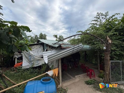 Căn nhà tạm bợ, xuống cấp - nơi hai bà cháu bé Trương Lê Bảo Ngọc đang sinh sống, luôn tiềm ẩn nguy hiểm mỗi khi mưa bão.