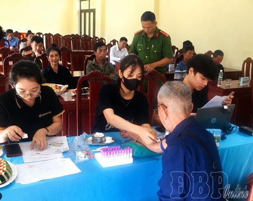Cơ quan chức năng lấy mẫu ADN trên địa bàn xã Na Son.