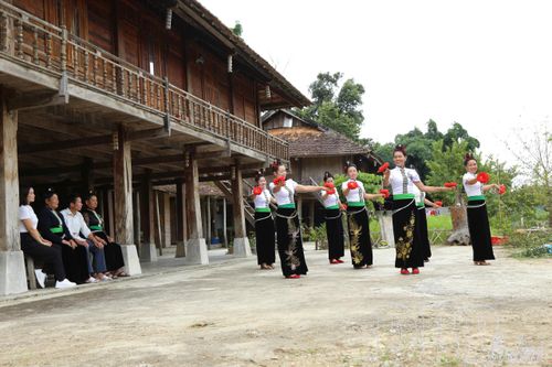 Đội Văn nghệ bản Che Căn luyện tập chuẩn bị cho biểu diễn văn nghệ tại homestay Phương Đức.