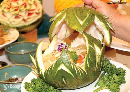 Gỏi bưởi Tân Triều - món ngon của Đồng Nai được các đầu bếp chế biến, trình bày đẹp mắt.