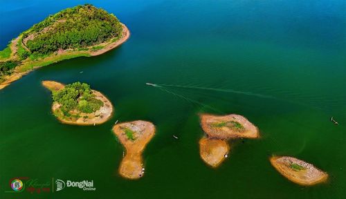 Nhiều đảo nhỏ lộ ra khi nước rút. Ảnh: Cao Tuấn
