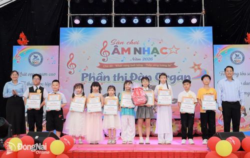 Các đại biểu trao giải cho các thí sinh. Ảnh: ĐVCC
