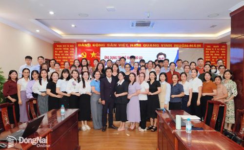 Đại biểu, báo cáo viên và các học viên chụp ảnh lưu niệm tại chương trình tập huấn “Ứng dụng trí tuệ nhân tạo (AI) và chuyển đổi số trong kỷ nguyên mới”. Minh Thư